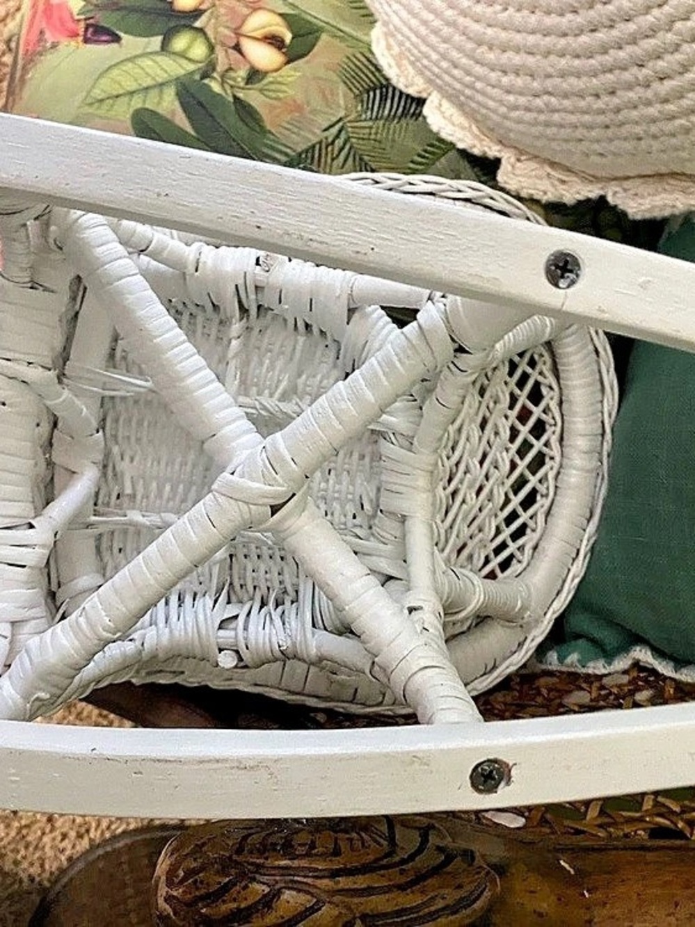 White - Picture 5 of 5